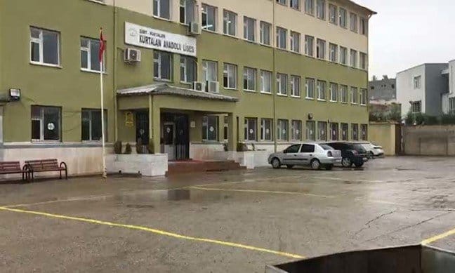 19-12/06/okul-mudurunun-kiz-ogrencilerin-pantolon-boyunu-olctugu-iddiasina-sorusturma_6904_dhaphoto1