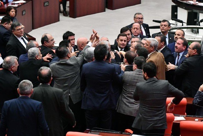 19-12/11/meclis-kavga-foto-sozcu