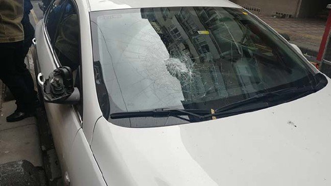 19-12/30/ek-fotograf-esenlerde-ruzgar-nedeniyle-catidan-dusen-parcalar-4-araca-hasar-verdi_7109_dhaphoto1