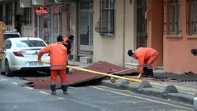 19-12/30/esenlerde-ruzgar-nedeniyle-catidan-dusen-parcalar-4-araca-hasar-verdi_2411_dhaphoto2