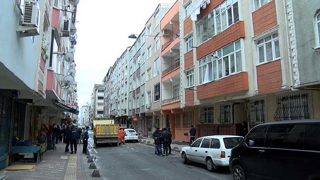 19-12/30/esenlerde-ruzgar-nedeniyle-catidan-dusen-parcalar-4-araca-hasar-verdi_2411_dhaphoto5