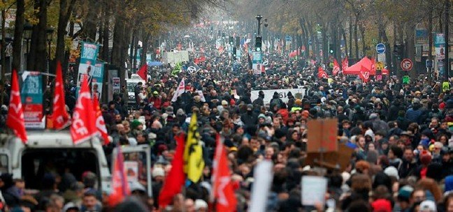 20-01/02/806x378-fransadaki-grev-eylemlerine-510-bin-kisi-katildi-1575582641796