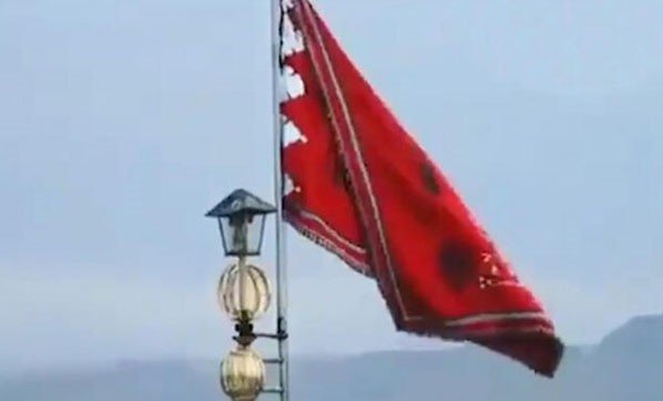 20-01/04/iran-kirmizi-savas-bayragini-cekti-4354895