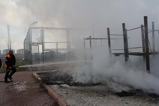 20-01/13/kayseride-cocuk-parki-benzin-dokulerek-yakildi_3375_dhaphoto7