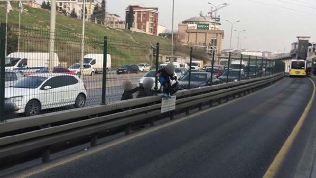 20-01/16/-metrobuse-kacak-binmek-isteyen-cocuklarin-tehlikeli-gecisleri-kamerada_9833_dhaphoto5