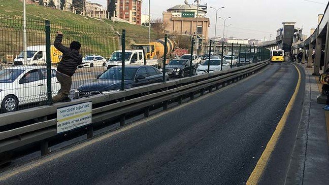 20-01/16/-metrobuse-kacak-binmek-isteyen-cocuklarin-tehlikeli-gecisleri-kamerada_9833_dhaphoto8