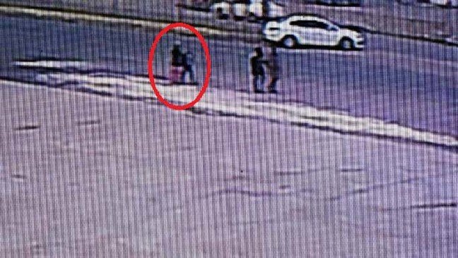 20-01/18/karnelerini-aldiktan-sonra-kaybolan-kardesler-guvenlik-kamerasinda_8086_dhaphoto14