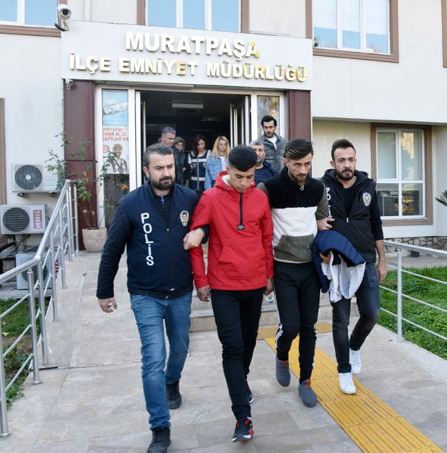 20-01/19/gasp-parasiyla-sac-boyatip-alem-yaptilar_5772_dhaphoto1