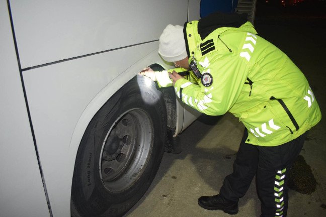 20-01/20/sehirler-arasi-otobusler-denetlendi-351-arac-trafikten-men-edildi_2556_dhaphoto2