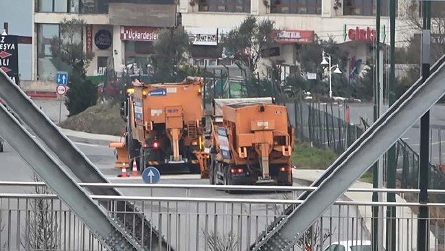 20-01/21/istanbulda-kar-kureme-araclari-hazir-bekliyor_3344_dhaphoto6