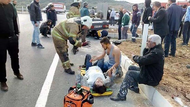 20-01/21/kazada-6-kisi-yaralandi-hamile-esinin-yanindan-ayrilmadi_5505_dhaphoto1