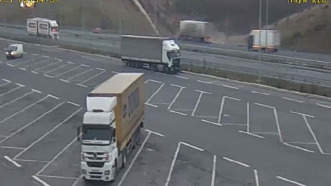 20-01/21/kuzey-marmara-otoyolunda-sarampole-yuvarlanan-tir-kamerada_7449_dhaphoto1