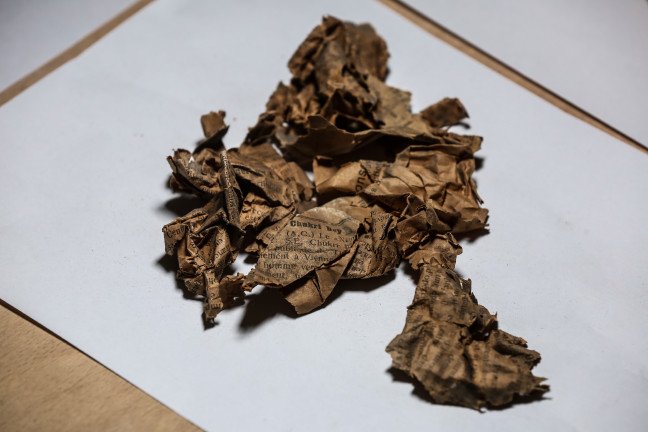 20-01/22/dolmabahce-sarayinda-yapilan-restorasyonda-yuz-yillik-gazete-kupurleri-bulundu_3544_dhaphoto1