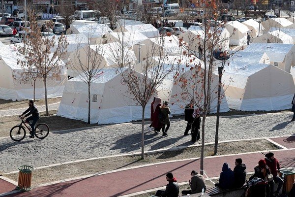 20-01/26/elaziga-depremzedeler-icin-10-binden-fazla-cadir-gonderildi_3141_dhaphoto5