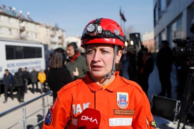 20-01/27/nusra-bebek-ve-annesini-kurtaran-jak-ekipleri-o-anlari-gozyaslariyla-anlatti_4103_dhaphoto3