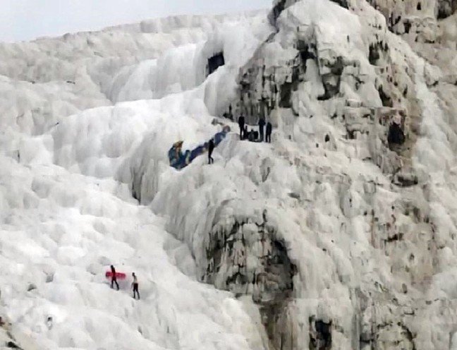 20-01/27/yamac-parasutuyle-travertenlere-dustu-1-yarali_4999_dhaphoto5