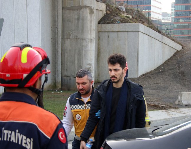 20-01/29/kazada-yaralandi-kendinden-cok-arabasini-dusundu_4223_dhaphoto4