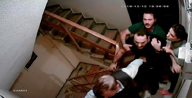 20-02/01/fotografbakirkoyde-komsularina-saldiran-3-kisi-tahliye-edildi_7184_dhaphoto2