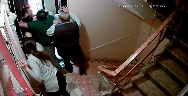 20-02/01/fotografbakirkoyde-komsularina-saldiran-3-kisi-tahliye-edildi_7184_dhaphoto4