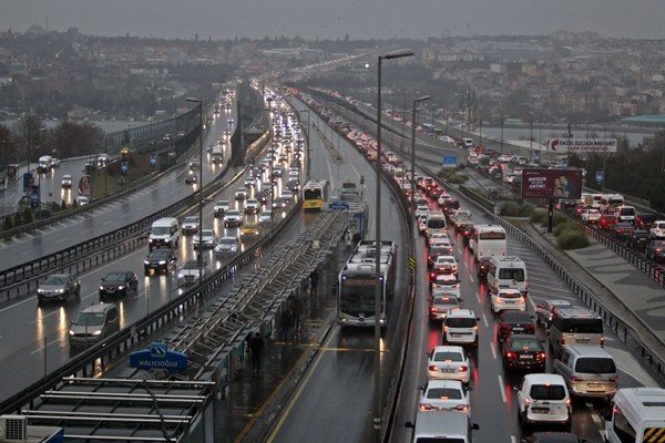 20-02/06/istanbulda-trafik-yogunlugu-yuzde-80e-ulasti_8979_dhaphoto3