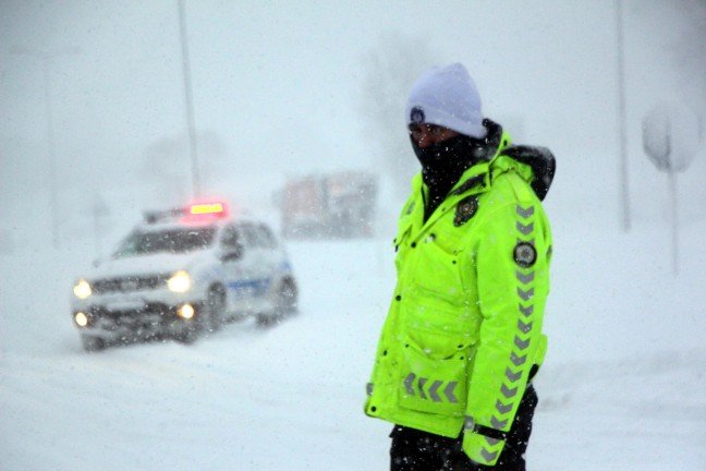 20-02/08/bolu-daginin-istanbul-yonu-tir-gecislerine-kapatildi_4012_dhaphoto6