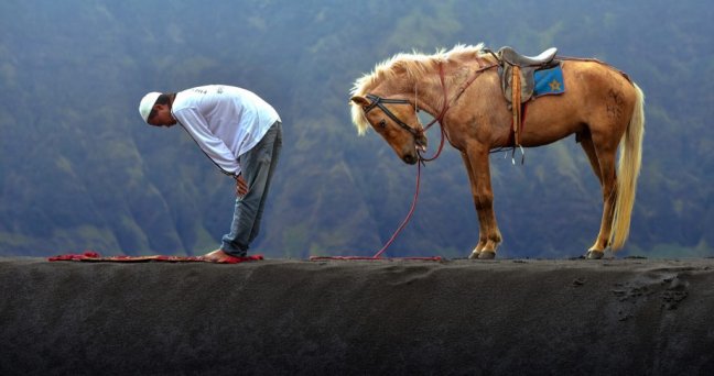 20-02/08/ruyada-baskasinin-namaz-kilmasini-gormek-1024x541