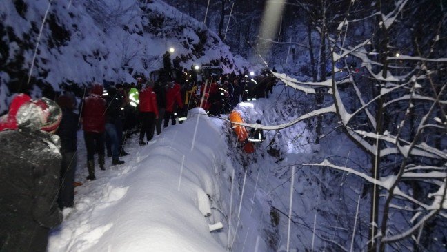 20-02/08/yol-acma-calismasinda-is-makinesi-ucurumdan-yuvarlandi-1-olu-2-yarali-2-_9567_dhaphoto1