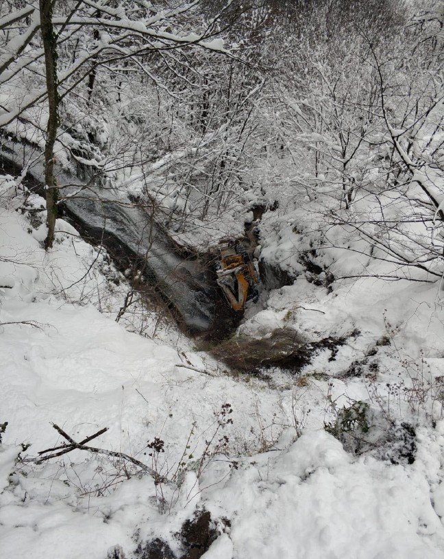 20-02/08/yol-acma-calismasinda-is-makinesi-ucurumdan-yuvarlandi-1-olu-2-yarali-2-_9567_dhaphoto2-1581191032