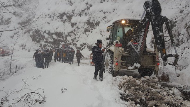 20-02/08/yol-acma-calismasinda-is-makinesi-ucurumdan-yuvarlandi-1-olu-2-yarali-yeniden-_8697_dhaphoto1