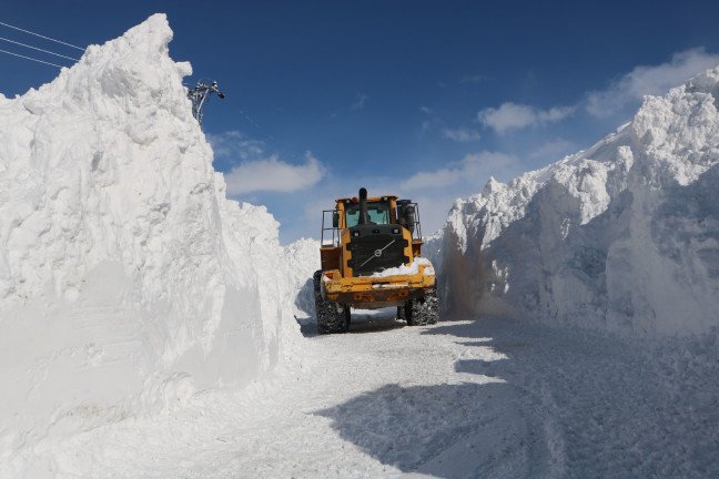 20-02/09/yuksekovada-koy-yoluna-3-noktada-cig-dustu_8711_dhaphoto1