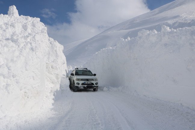 20-02/09/yuksekovada-koy-yoluna-3-noktada-cig-dustu_8711_dhaphoto10