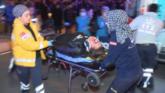 20-02/10/kazada-surucu-oldu-esi-yaralandi_7334_dhaphoto1