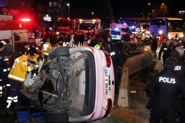 20-02/10/kazada-surucu-oldu-esi-yaralandi_7334_dhaphoto2