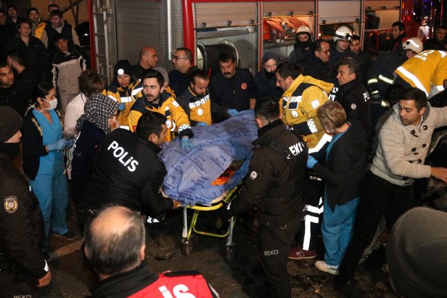 20-02/10/kazada-surucu-oldu-esi-yaralandi_7334_dhaphoto4