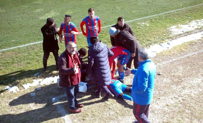 20-02/10/stadyum-disindan-atilan-tas-futbolcuyu-yaraladi_5833_dhaphoto5