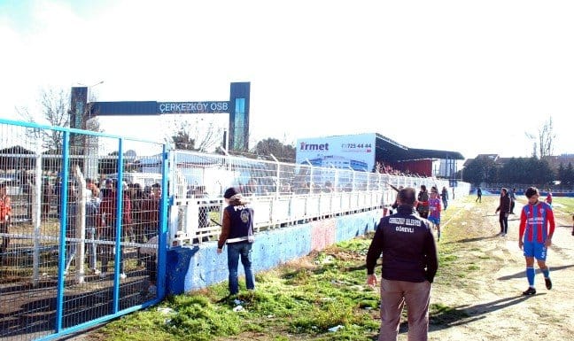 20-02/10/stadyum-disindan-atilan-tas-futbolcuyu-yaraladi_5833_dhaphoto7