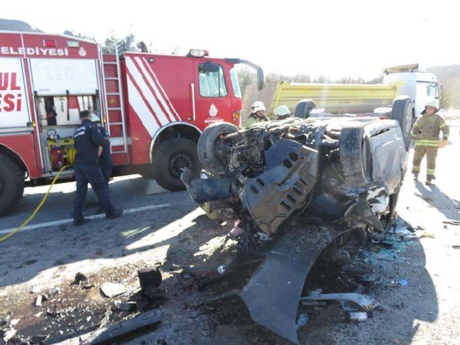 20-02/13/sile-yolunda-otomobil-seyir-halindeki-is-makinesine-carpti-1-olu-2-yarali-1-_7347_dhaphoto4