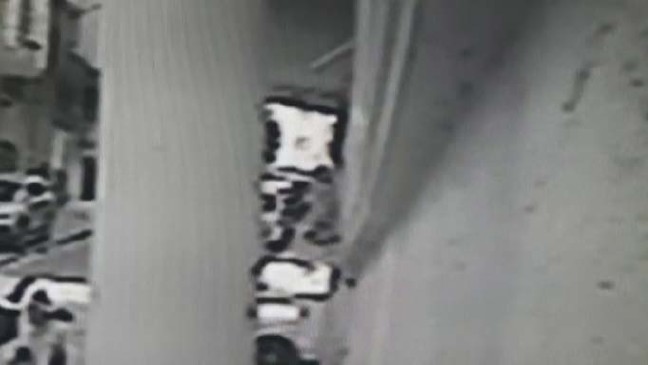 20-02/15/bahcelievlerde-binanin-cokme-ani-kamerada-yeni-goruntuler-_8307_dhaphoto3