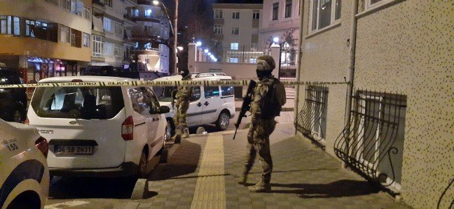 20-02/15/bahcelievlerde-kimlik-soran-3-bekciyi-bicaklayan-supheli-vurularak-yakalandi-_4986_dhaphoto1