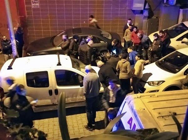 20-02/15/bahcelievlerde-kimlik-soran-3-bekciyi-bicaklayan-supheli-vurularak-yakalandi-_4986_dhaphoto5