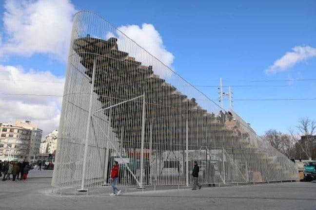 20-02/16/-imamoglundan-taksimde-tartisma-konusu-olan-gecici-sergi-platformuna-ziyaret_4024_dhaphoto1