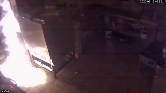 20-02/18/agabeyinin-pastanesi-ve-aracina-arkadasi-ile-molotoflu-saldirida-bulundu_3054_dhaphoto2