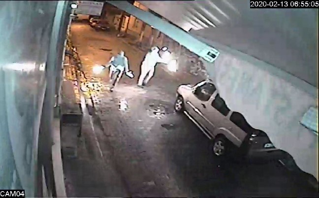 20-02/18/agabeyinin-pastanesi-ve-aracina-arkadasi-ile-molotoflu-saldirida-bulundu_3054_dhaphoto3