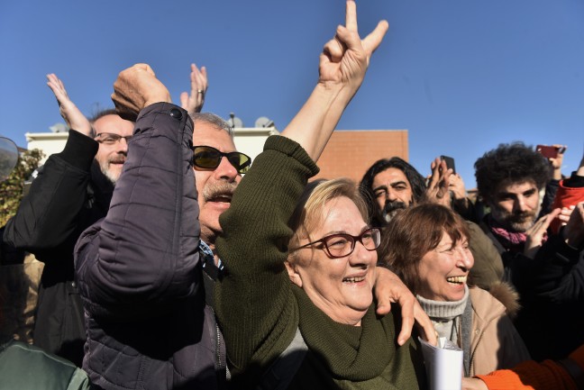 20-02/18/erdzojbxuaawcqs