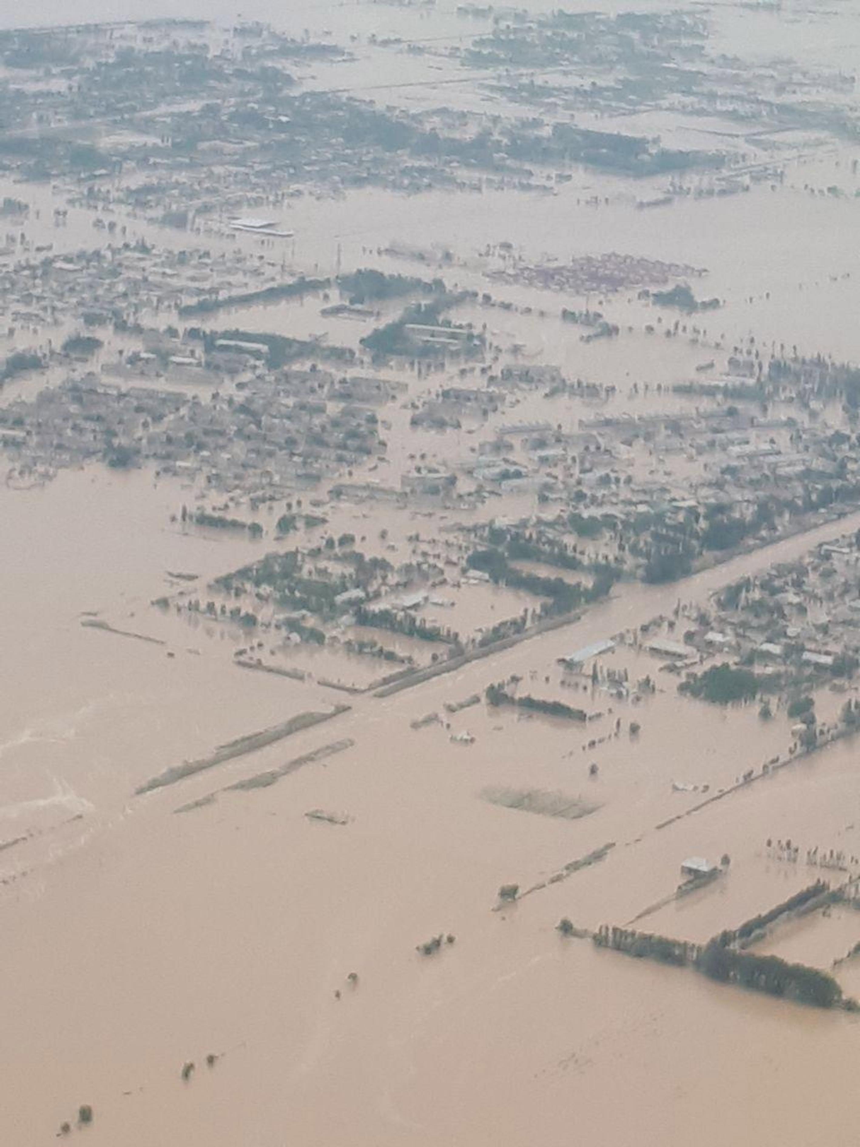 Özbekistan�da baraj duvarı çöktü! Yüzlerce ev su altında