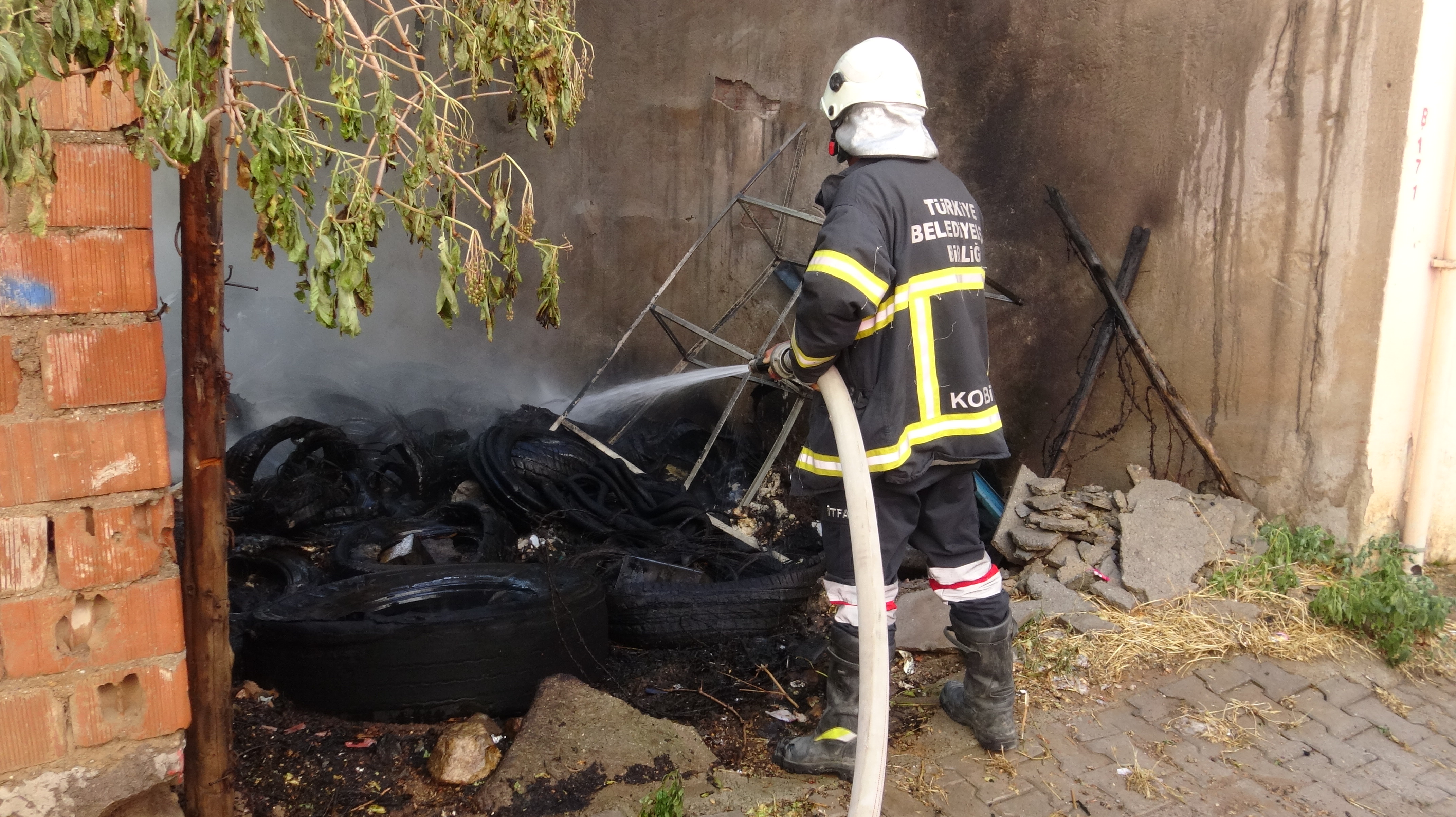 Yangında mahsur kalan 3 kedi yavrusu son anda kurtarıldı